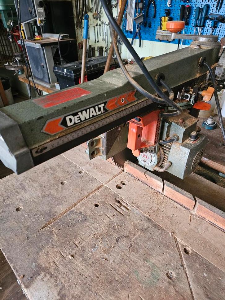 DeWalt 1370 Radiaalzaag, Doe-het-zelf en Verbouw, Gereedschap | Zaagmachines, Gebruikt, Afkortzaag, 1200 watt of meer, 70 mm of meer