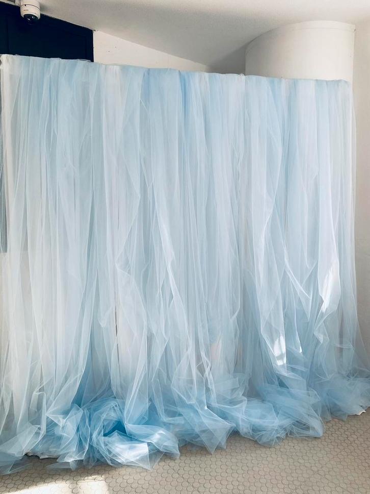 Mooie luxe tule backdrop te huur verkrijgbaar in div kleuren, Hobby en Vrije tijd, Feestartikelen, Nieuw, Versiering, Geboorte of Huwelijk