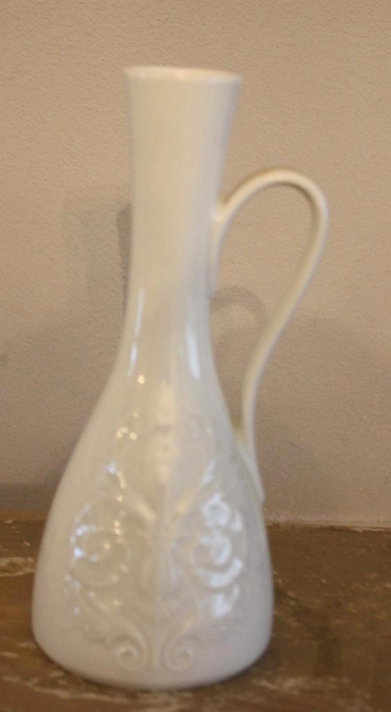 witte vaas met bewerking en oor, Antiek en Kunst, Curiosa en Brocante, Ophalen of Verzenden
