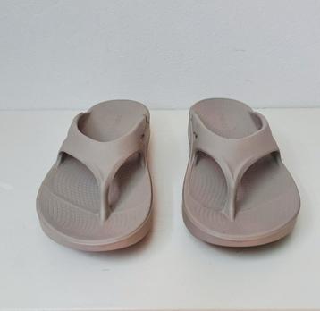 Ofoos slippers. Maat 37. Zgan. beschikbaar voor biedingen