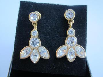 Leuke goudkleurige oorbellen met strass steentjes beschikbaar voor biedingen
