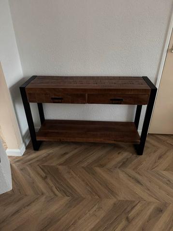 Stijlvolle houten side table met metalen frame