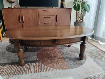 Klassieke massief eikenhouten salontafel met lades beschikbaar voor biedingen
