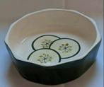 Vintage Schaal van Toni Raymond met Komkommer Design ziefoto, Gebruikt, Porselein of Keramiek, Schaal, Rond