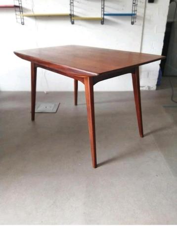 Vintage eettafel Louis van Teeffelen *Staat In de Weg* beschikbaar voor biedingen