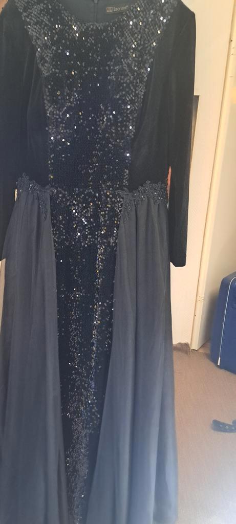 Zwarte Lacrima Galajurk met Pailletten, Kleding | Dames, Jurken, Zo goed als nieuw, Maat 46/48 (XL) of groter, Zwart, Onder de knie