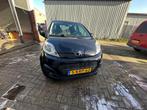 Peugeot 107 1.0 12V 5DR 2013 Zwart, Auto's, Peugeot, Voorwielaandrijving, 4 stoelen, Origineel Nederlands, Bedrijf