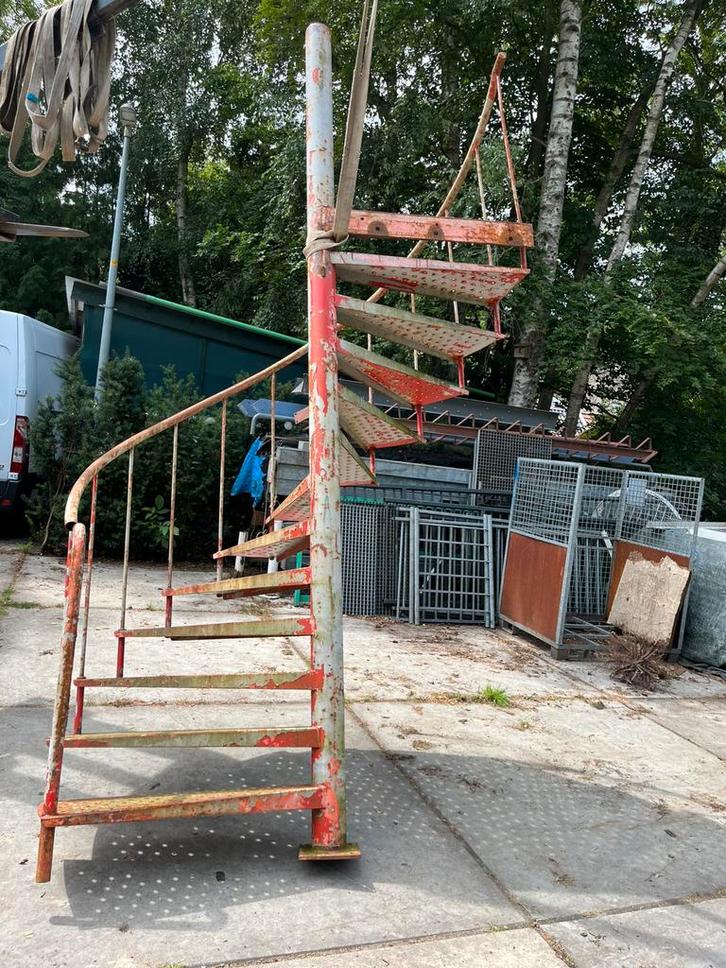 Wenteltrap rechts draaiende 2.70 m. hoogte ijzeren 13 treden, Doe-het-zelf en Verbouw, Ladders en Trappen, Gebruikt, 2 tot 4 meter