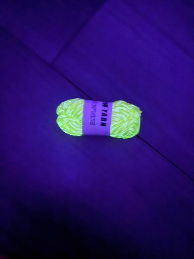 Yarn glowing in the dark, Hobby en Vrije tijd, Breien en Haken, Ophalen of Verzenden, Nieuw, Breien of Haken, Wol of Garen