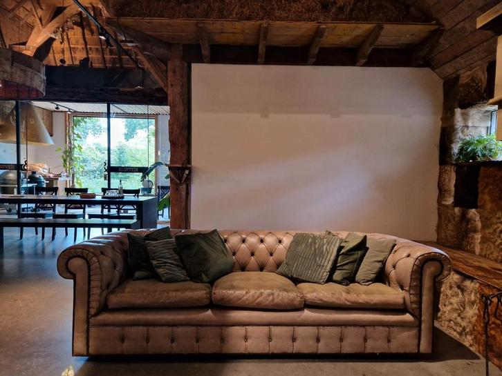 Chesterfield in champagnekleur, Huis en Inrichting, Banken | Sofa's en Chaises Longues, Gebruikt, Driepersoons, 200 tot 250 cm