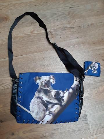 Mooie schoudertas met een koala erop beschikbaar voor biedingen