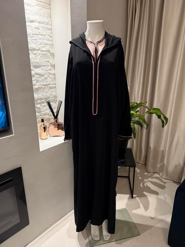 Zwarte jellaba met roze onderlaag en m3alem, Kleding | Dames, Jurken, Nieuw, Maat 38/40 (M), Zwart, Onder de knie, Ophalen of Verzenden