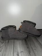 grey uggs mid, Zwart, Lage of Enkellaarzen, Ophalen of Verzenden, Zo goed als nieuw