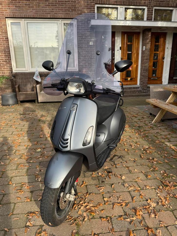 Vespa Sprint Mat Grijs, Fietsen en Brommers, Snorfietsen en Snorscooters, Zo goed als nieuw, Vespa, Benzine, Ophalen