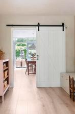 Houten witte schuifdeur met rails, Doe-het-zelf en Verbouw, Deuren en Horren, Ophalen, Binnendeur, Zo goed als nieuw, Schuifdeur