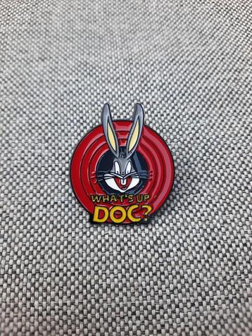 1 mooie ronde pin met Bugs Bunny en What's up doc? beschikbaar voor biedingen