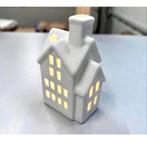 Portland - Led Verlicht Wit Huisje 12CM kerst deco kerstdorp, Nieuw, Ophalen of Verzenden, H, H