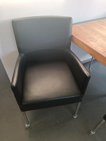 4 eetkamerstoelen in gebruike staat. beschikbaar voor biedingen