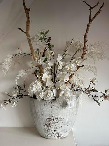 Grote pot met kunstbloemen beschikbaar voor biedingen