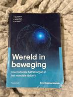 Wereld in Beweging - Voorhoeve, Rademaker, Keizer, Ophalen of Verzenden, Gelezen, Maatschappij en Samenleving, Wereld