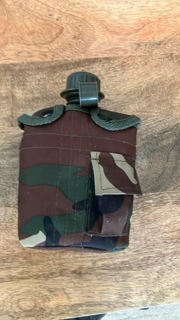 Stoere camouflage veldfles beschikbaar voor biedingen