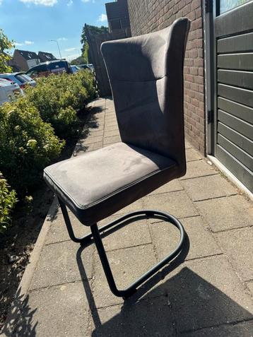 2 Grijze stoelen nieuwstaat beschikbaar voor biedingen