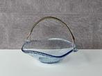 Blauw glazen schaal met metalen handvat vintage, Gebruikt, Schaal, Ophalen of Verzenden, Glas