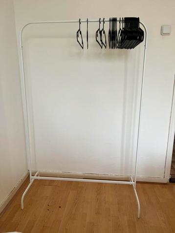Kledingrek Ikea + hangers beschikbaar voor biedingen