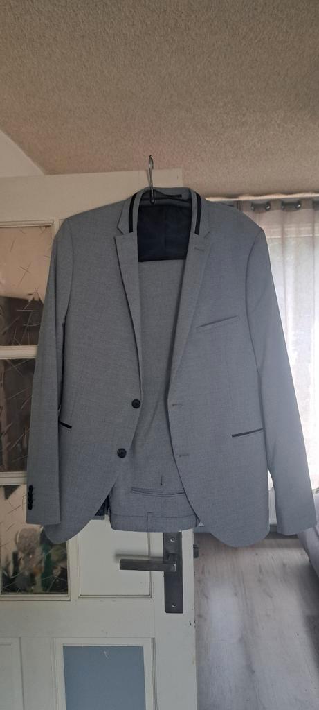 Grijs herenpak - Zo goed als nieuw!, Kleding | Heren, Kostuums en Colberts, Zo goed als nieuw, Overige maten, Grijs, Ophalen