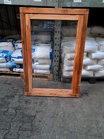 Houten Kozijn met Raam beschikbaar voor biedingen