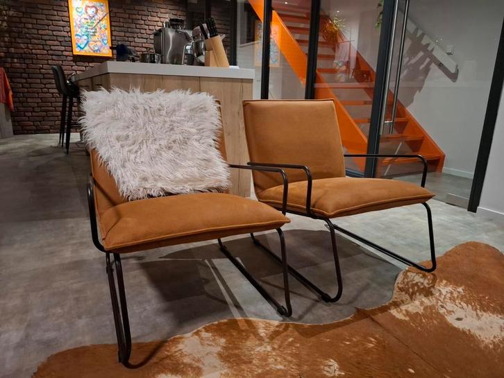 Tweetal bruine/cognac stoelen stof met zwarte poot, Huis en Inrichting, Stoelen, Zo goed als nieuw, Stof, Bruin, Ophalen of Verzenden