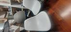 Twee leuke witte stoelen, Ophalen, Zo goed als nieuw, Kunststof