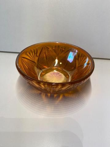 Parelmoer schaaltje van geperst glas beschikbaar voor biedingen