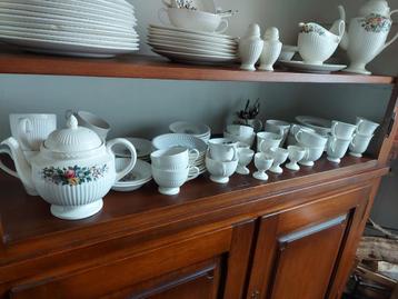 Compleet Wedgwood Servies met Bloemmotief beschikbaar voor biedingen