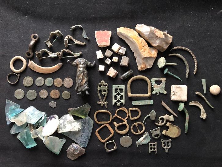 Bodemvondsten o.a. ROMEINS munten fibula brons glas beeldje!, Antiek en Kunst, Curiosa en Brocante, Ophalen of Verzenden