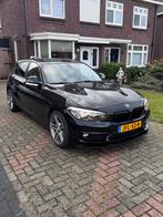 BMW 1-Serie 118i 136pk 2018 Zwart, Auto's, BMW, 1-Serie, 1280 kg, Zwart, Particulier