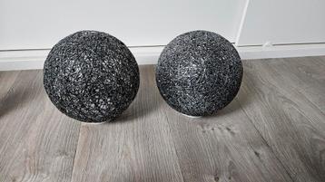 Aangeboden 2 lichtbollen. beschikbaar voor biedingen