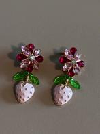 Aardbei oorbellen met bloem - RVS, Sieraden, Tassen en Uiterlijk, Oorbellen, Overige materialen, Nieuw, Ophalen of Verzenden, Roze