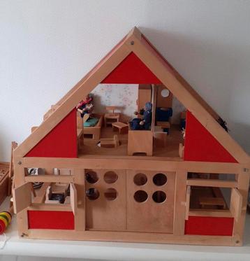 Houten Poppenhuis met Meubels & Poppen beschikbaar voor biedingen