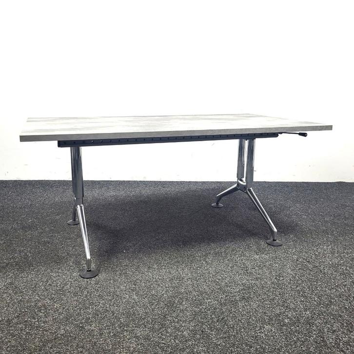 Vitra Ad Hoc Slinger Bureau - 140 x 80 cm 25129, Huis en Inrichting, Bureaus, Gebruikt, In hoogte verstelbaar, Ophalen