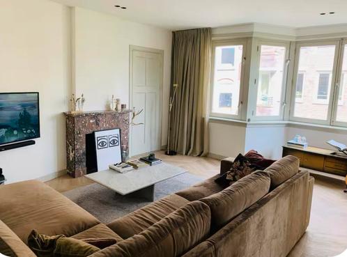 Prachtige warme taupe velour hoekbank van Decor Amsterdam, Huis en Inrichting, Banken | Complete zithoeken, Zo goed als nieuw