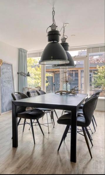 Moderne tafel - beton cire blad, zwart stalen poten beschikbaar voor biedingen