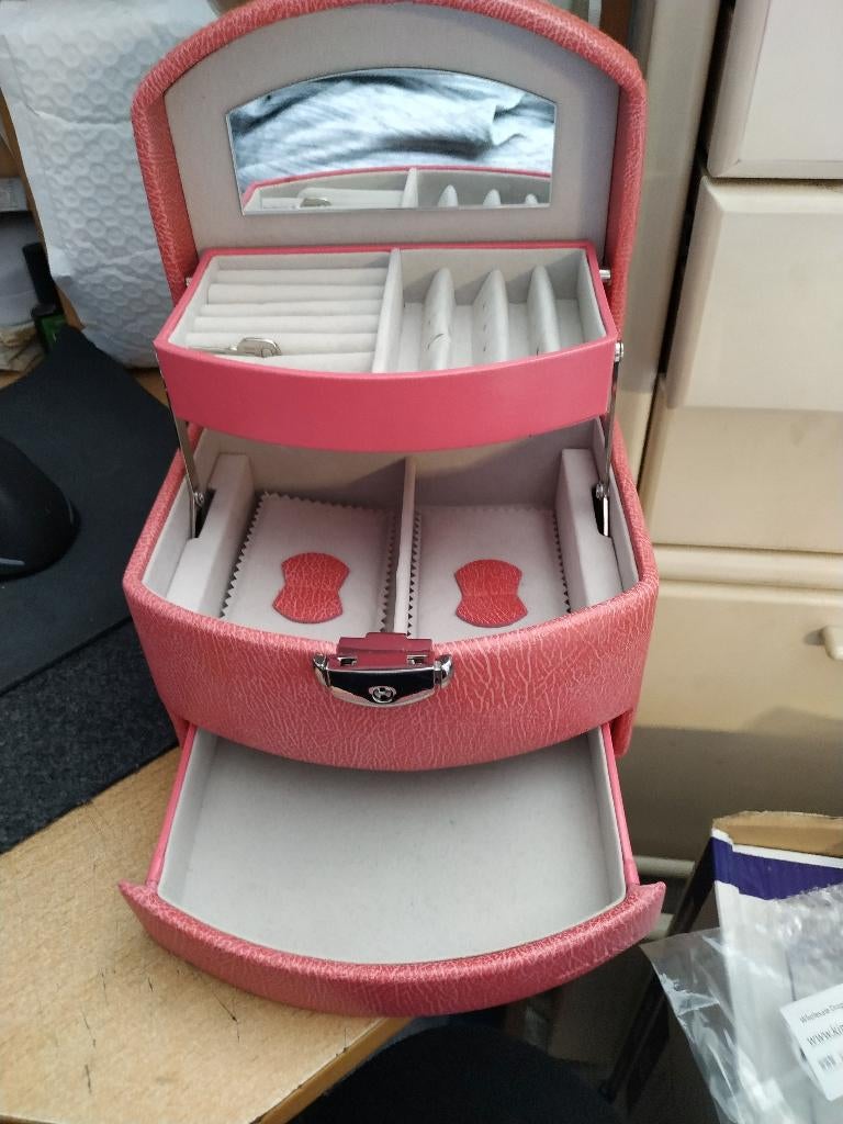 Roze en zwart sieradendoos met vakjes, Sieraden, Tassen en Uiterlijk, Beautycases, Nieuw, Hardcase, Roze, Met slot, Met spiegeltje(s)