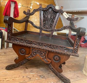 Antieke Franse Stoel met Houtsnijwerk beschikbaar voor biedingen