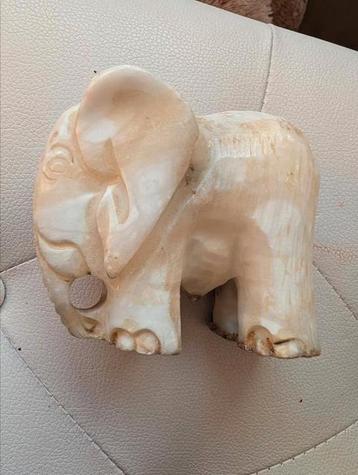 Olifant Beeldje steen beschikbaar voor biedingen