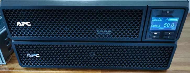 UPS APC SRT2200RMXLI 1.980 Watt AP 9631 SRT72RMBP rack rails, Computers en Software, Noodvoedingen (UPS), Zo goed als nieuw, Ophalen