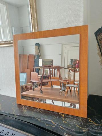 Vintage teakhouten spiegel beschikbaar voor biedingen