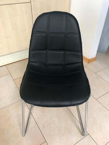 4 zwarte stoelen