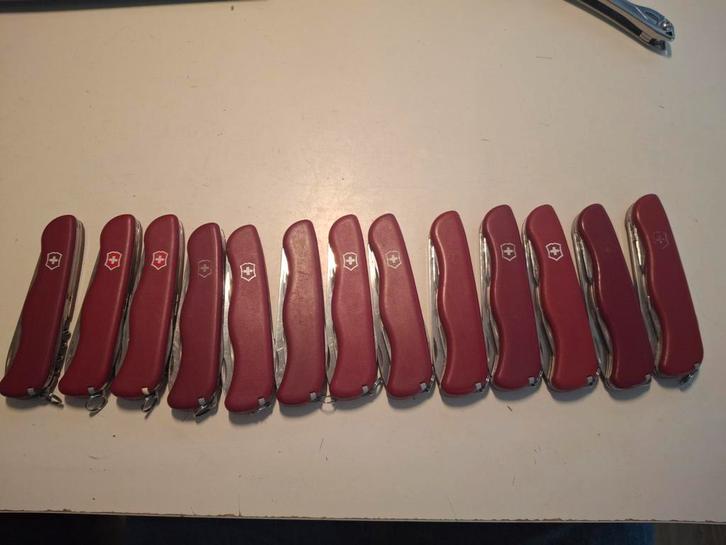 Victorinox picknicker red 111mm Zwitsers zakmes, Caravans en Kamperen, Kampeergereedschap, Zo goed als nieuw, Ophalen of Verzenden