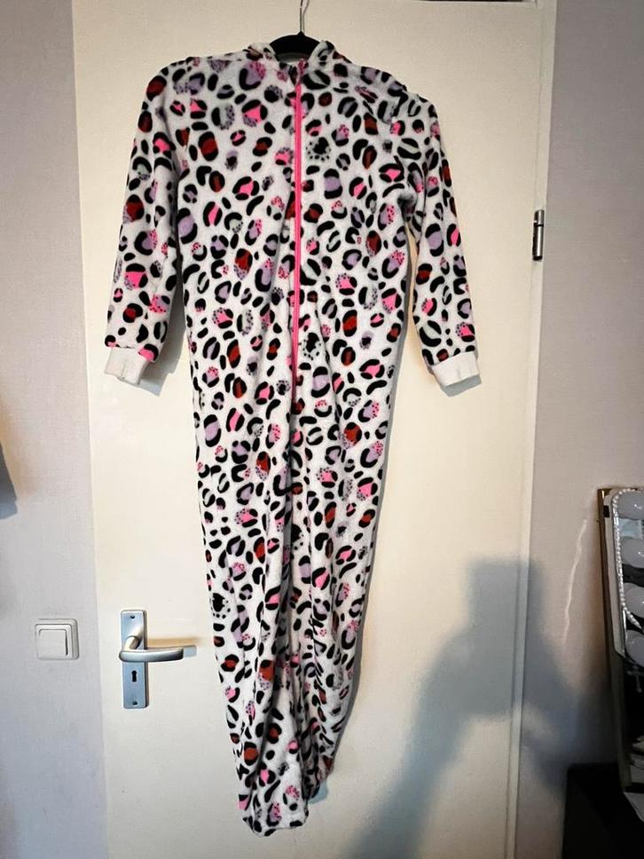 Leuke Onesie met Luipaardprint maat 134/140, Kinderen en Baby's, Kinderkleding | Maat 140, Gebruikt, Meisje, Nacht- of Onderkleding